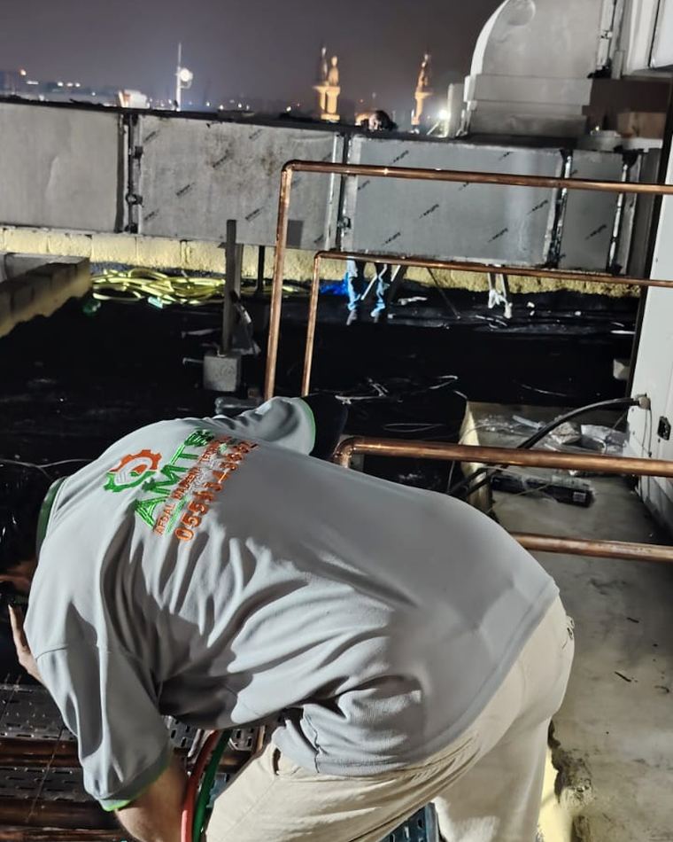 Copper refrigerant pipe routing and supports on a rooftop plant area