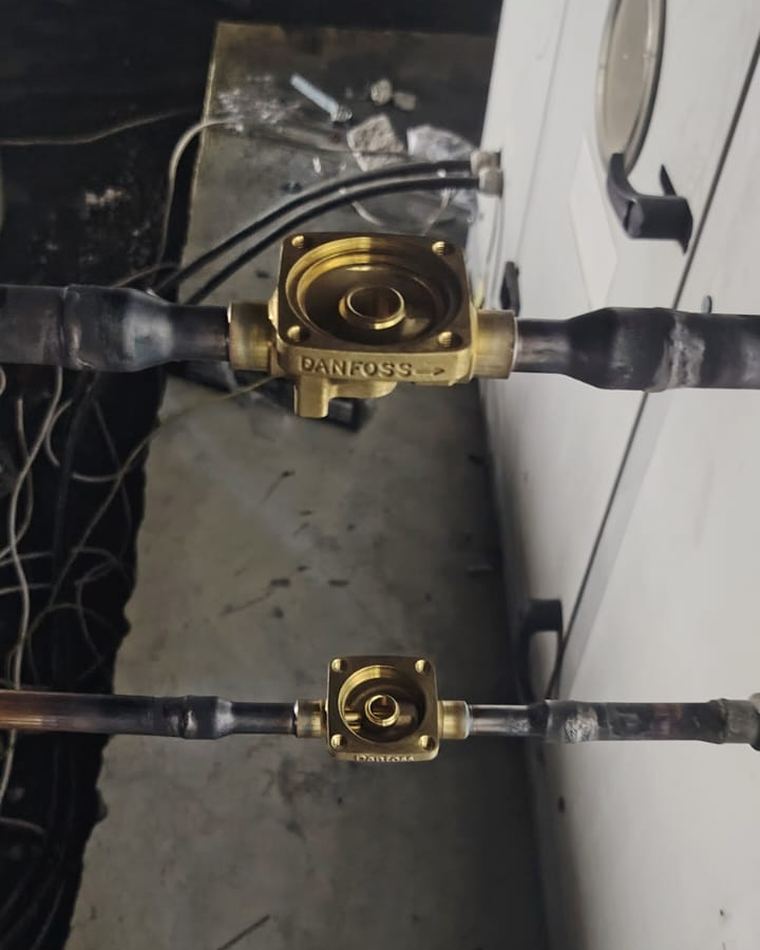 Solenoid valve assembly fitted into a copper refrigerant line